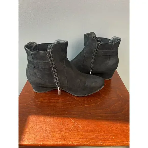 Cloud walkers by Avenue Black Faux Suede ankle booties with zipper - Picture 9 of 10